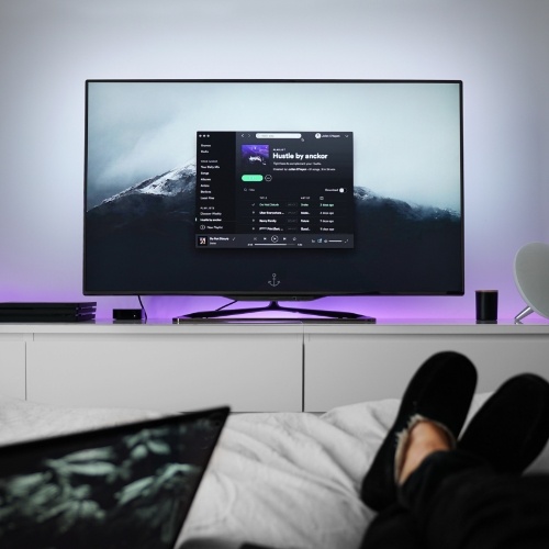 Smart TV, auf dem der Musik Streamingdienst Spotify läuft