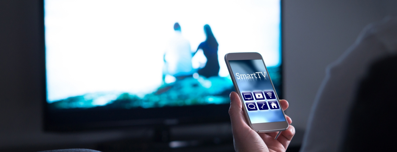 Smart TV, der über eine Handy-App gesteuert wird
