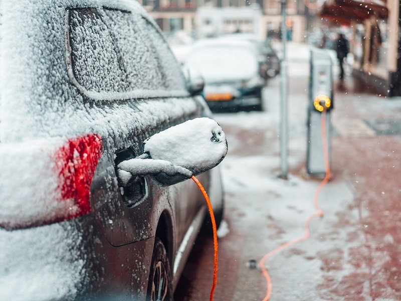 Ein E-Auto wird bei Minusgraden im Winter geladen.